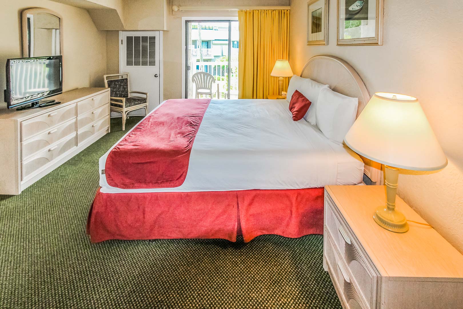 A vibrant master bedroom at VRI's Players Club Resort in Hilton Head Island, South Carolina.